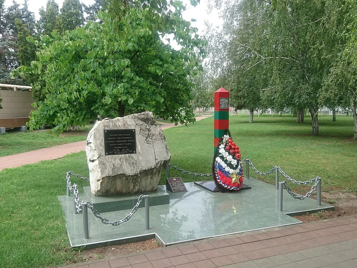 Памятники тимашевск. Мемориальный сквер Тимашевск. Тимашевск памятник пограничникам. Памятник пограничникам южных рубежей в Геленджике. Достопримечательности Тимашевска.