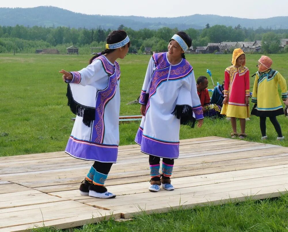 Нивхи сообщение. Коренные народы сахалина ороки. нивхи коренные жители сахалина одежда. ороки нивхи. нивхи сахалина национальная одежда.