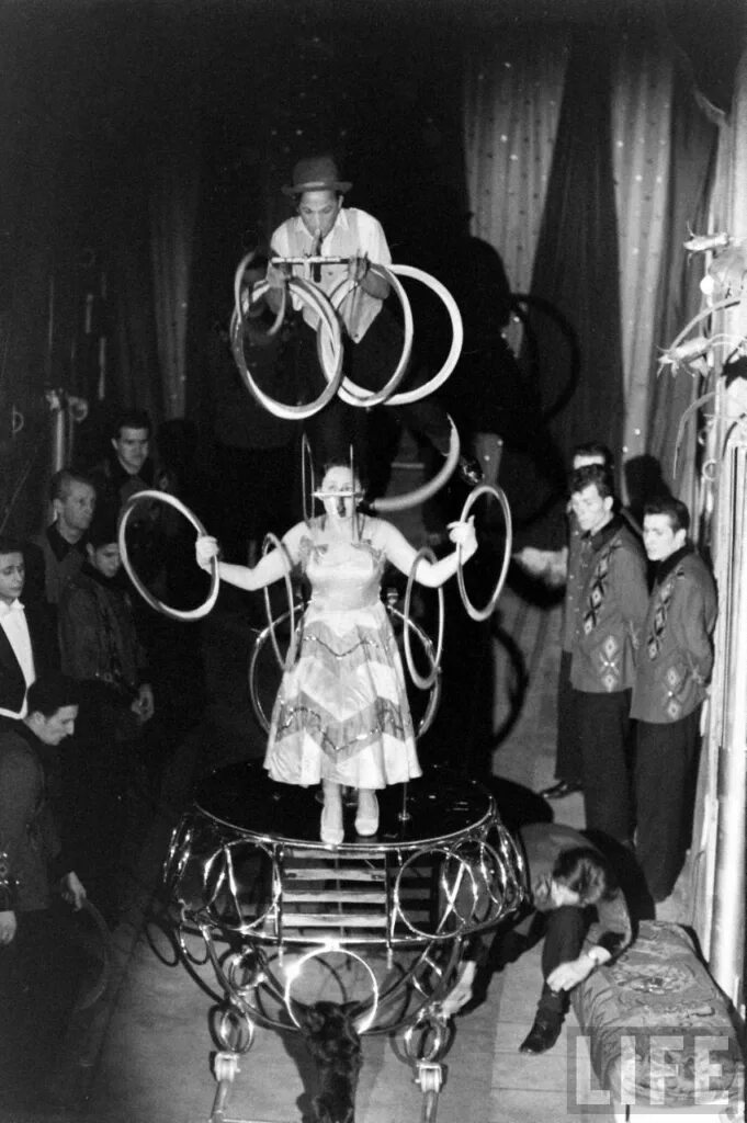 Жизнь цирковых. Цирковое училище. Циркач энтони 1933. Цирк дю солей воздушные гимнасты. Цирк должен гастролировать отпускайте клоунов.