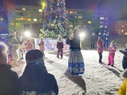 Песню зажигают елки