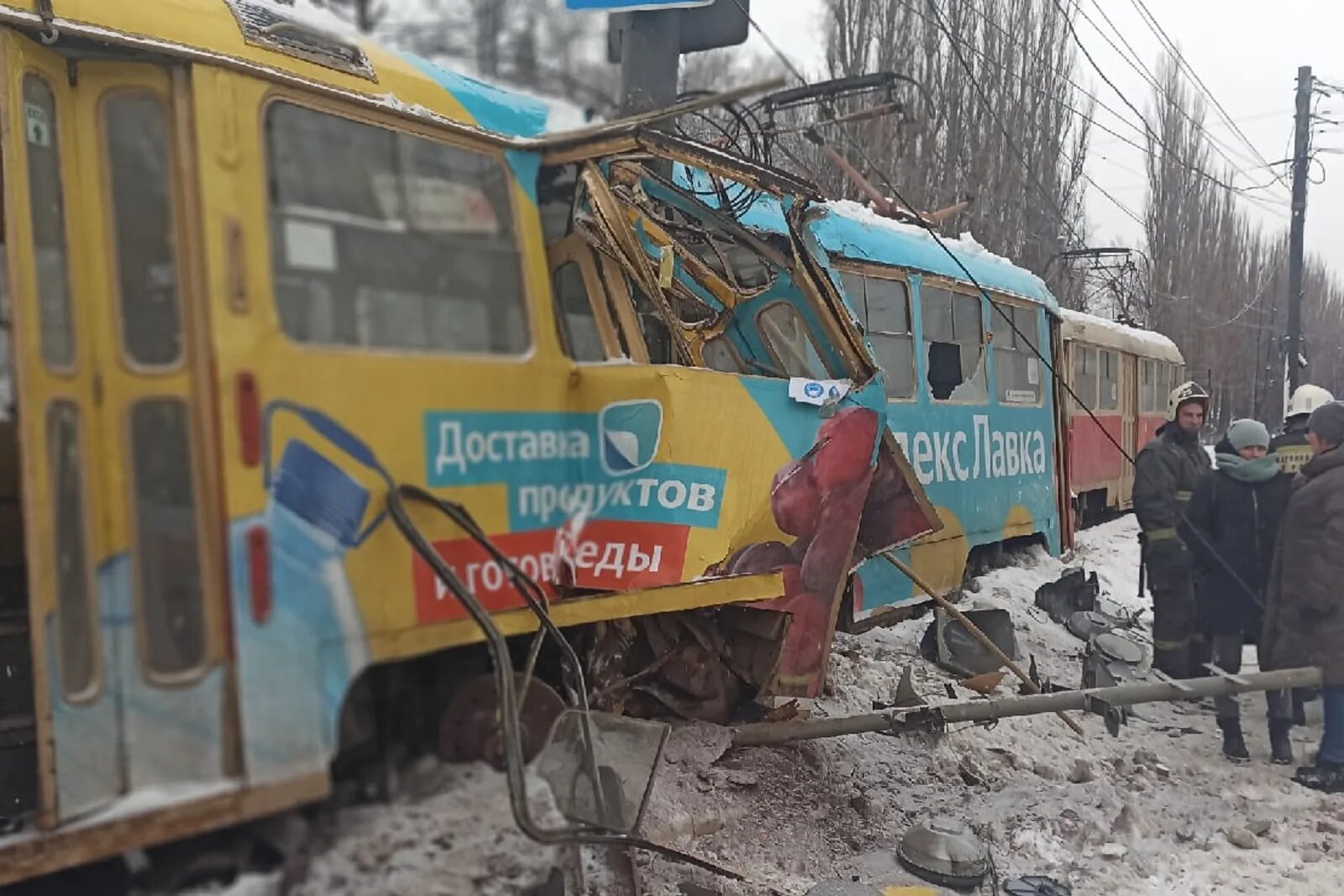 крушение трамвая в нижнем новгороде. трамвай на шинах. крушение трамвая в нижнем новгороде. трамвай сошел с рельсов. трамвайная авария у бычьего поста.