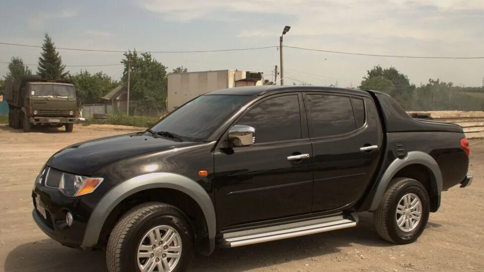 Черный л 200. Митсубиси л200 тонированный. Mitsubishi l200 Sportero. Mitsubishi l200 тонированный. Митсубиси л200 Спортеро.