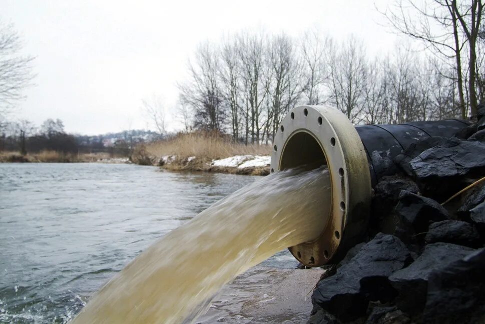 Сброс отходов в воду. Сточные воды. Промышленные сточные воды. Канализационные сточные воды. Сточные воды загрязнение.