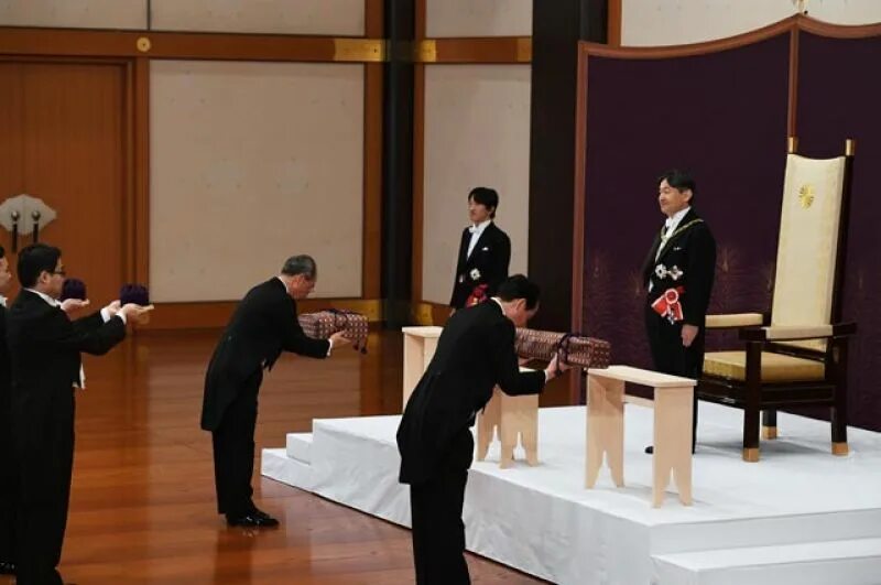 Нарухито коронация. Регалии императора японии. Нарухито император японии на церемонии. Священная регалия японских императоров. Императорский дворец япония нарухито.