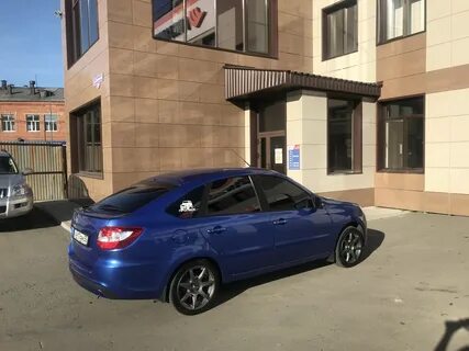 Гранта лифтбек на дисках