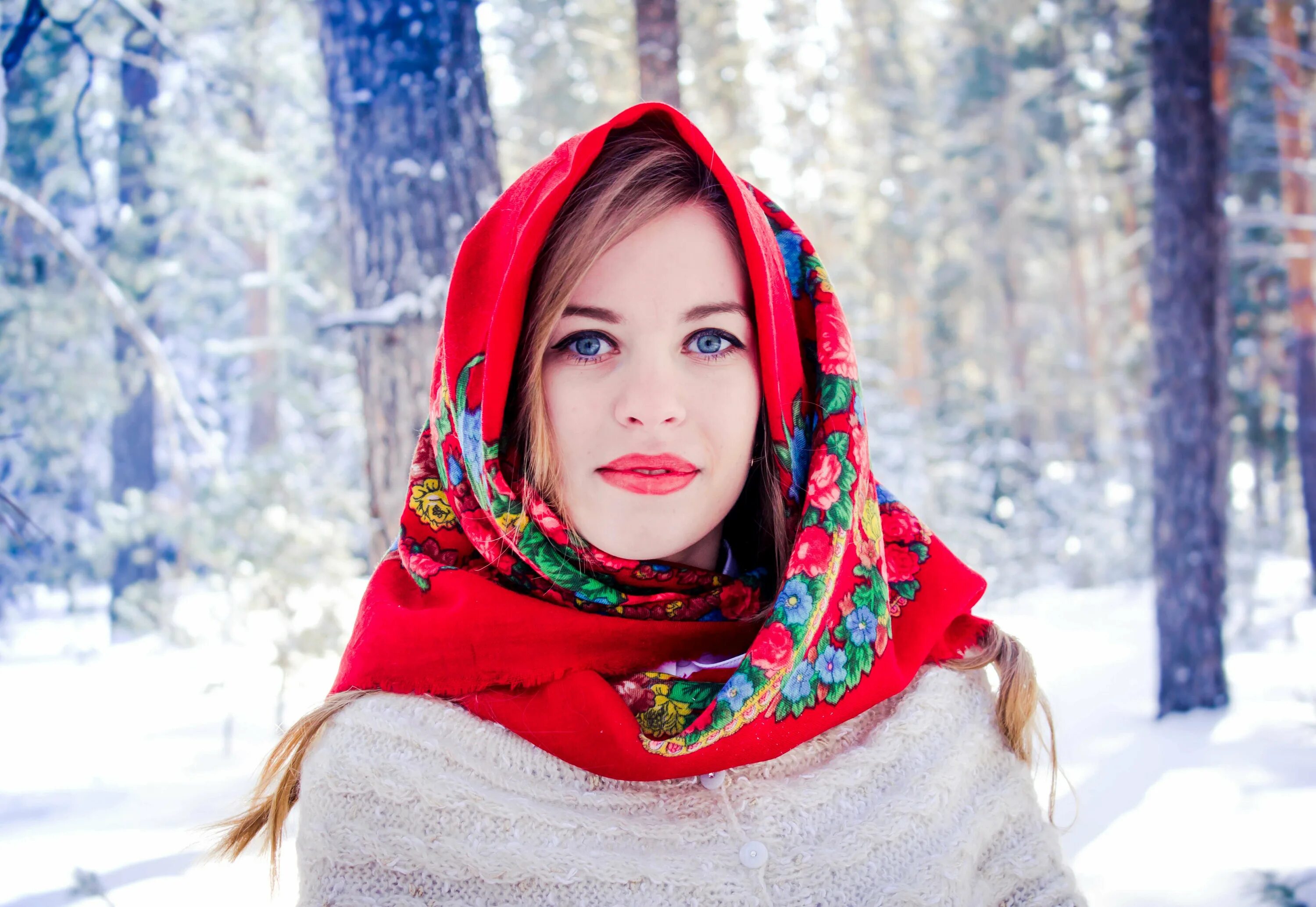 Девушка в платке поет. Женщина в платке. Красивая девушка в платке. Девушка в платке поет. Девушка в платке.