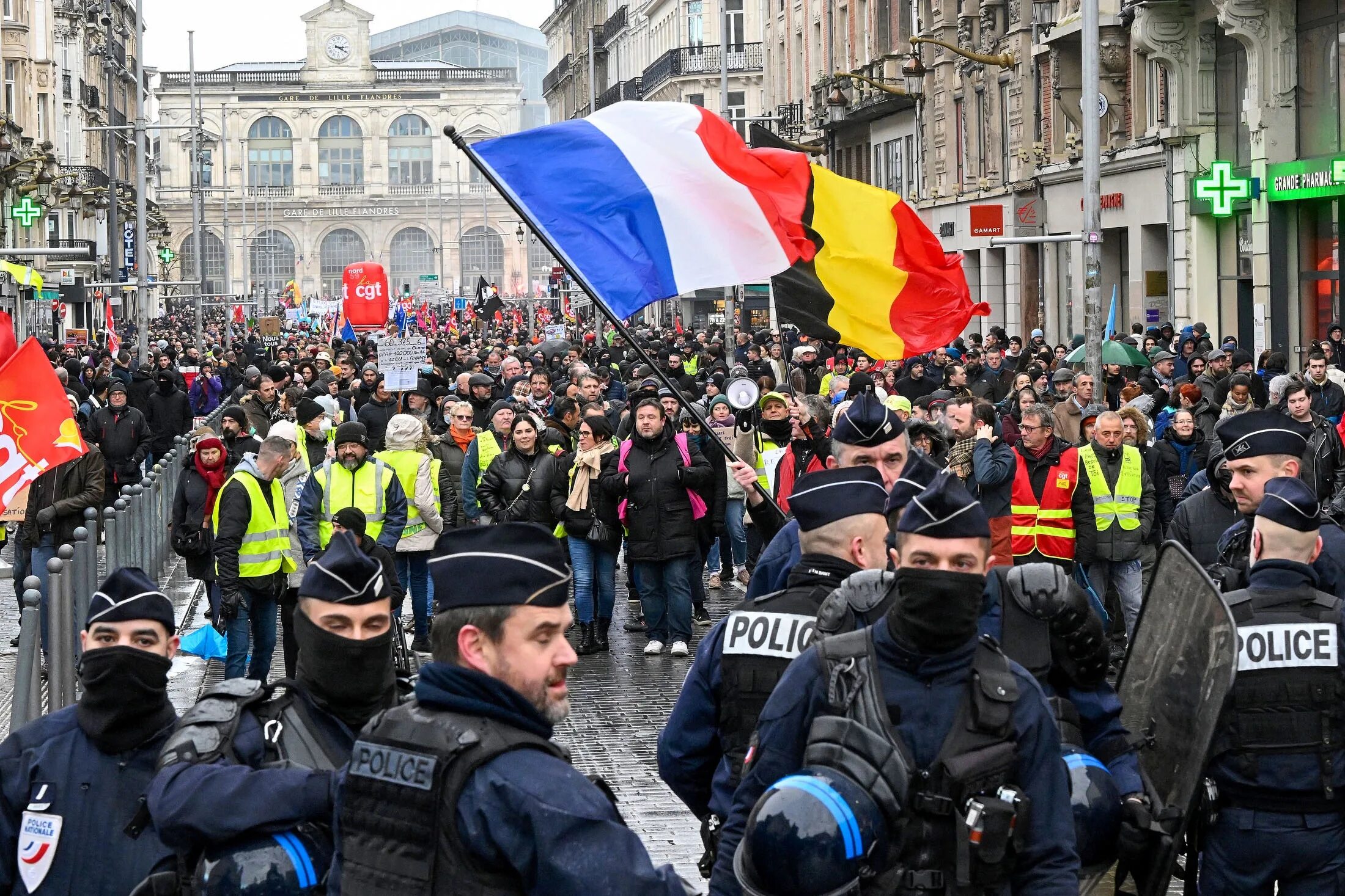 Француз длиться. Протесты во Франции 2023. Забастовки во Франции. Протесты в Украине. Протесты во Франции.