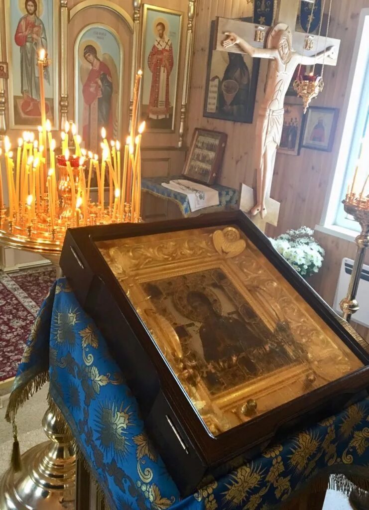 икона в военном соборе. главная икона вооруженных сил россии спас нерукотворный. донская икона божией матери в донском монастыре. бачуринская икона божией матери мироточивая. перед иконой святителя николая.