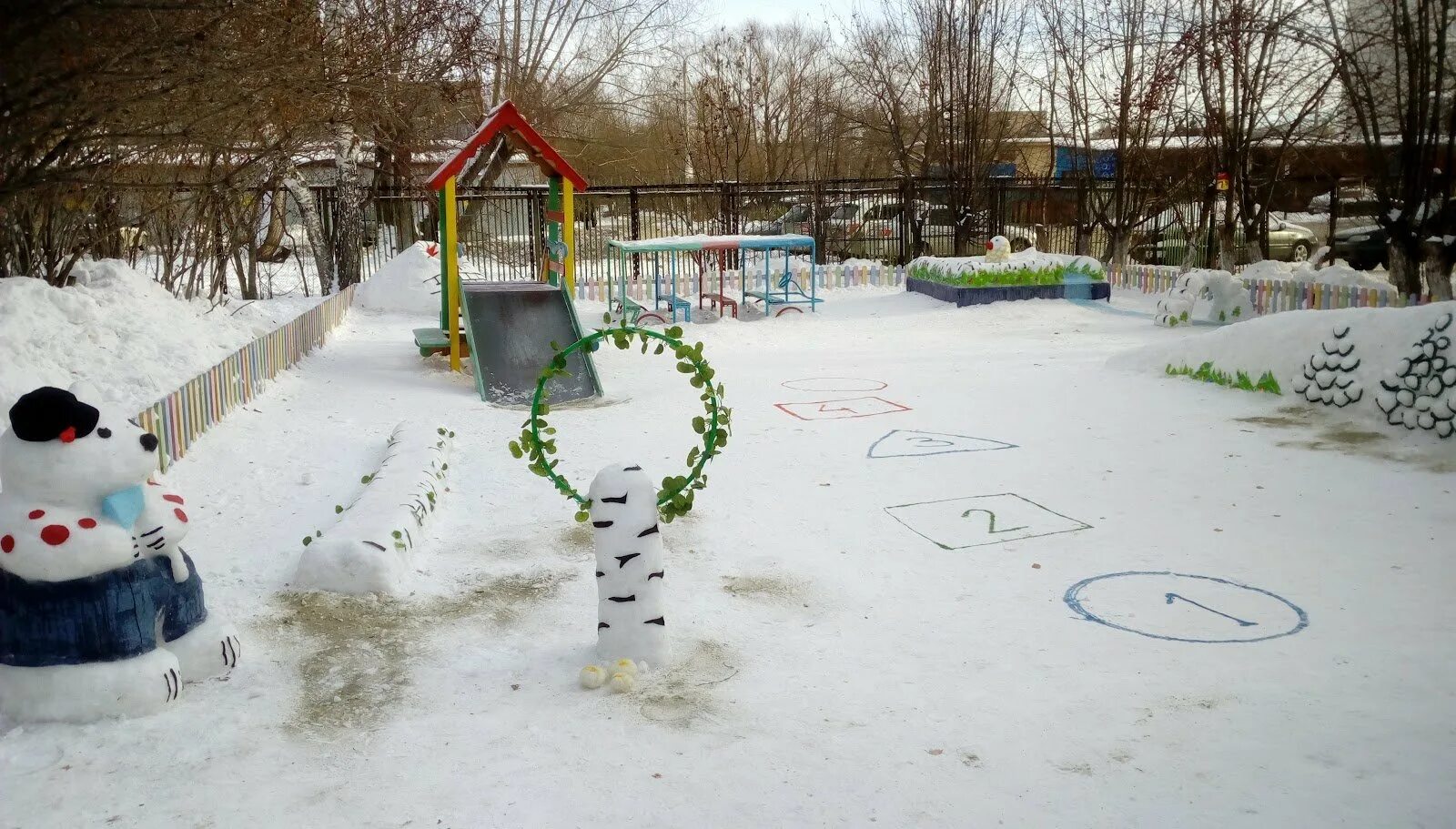 Украсить детскую площадку зимой. Зимние участки в доу. зимние постройки на участке. украшаем зимний участок. украшение площадки в детском саду зимой.