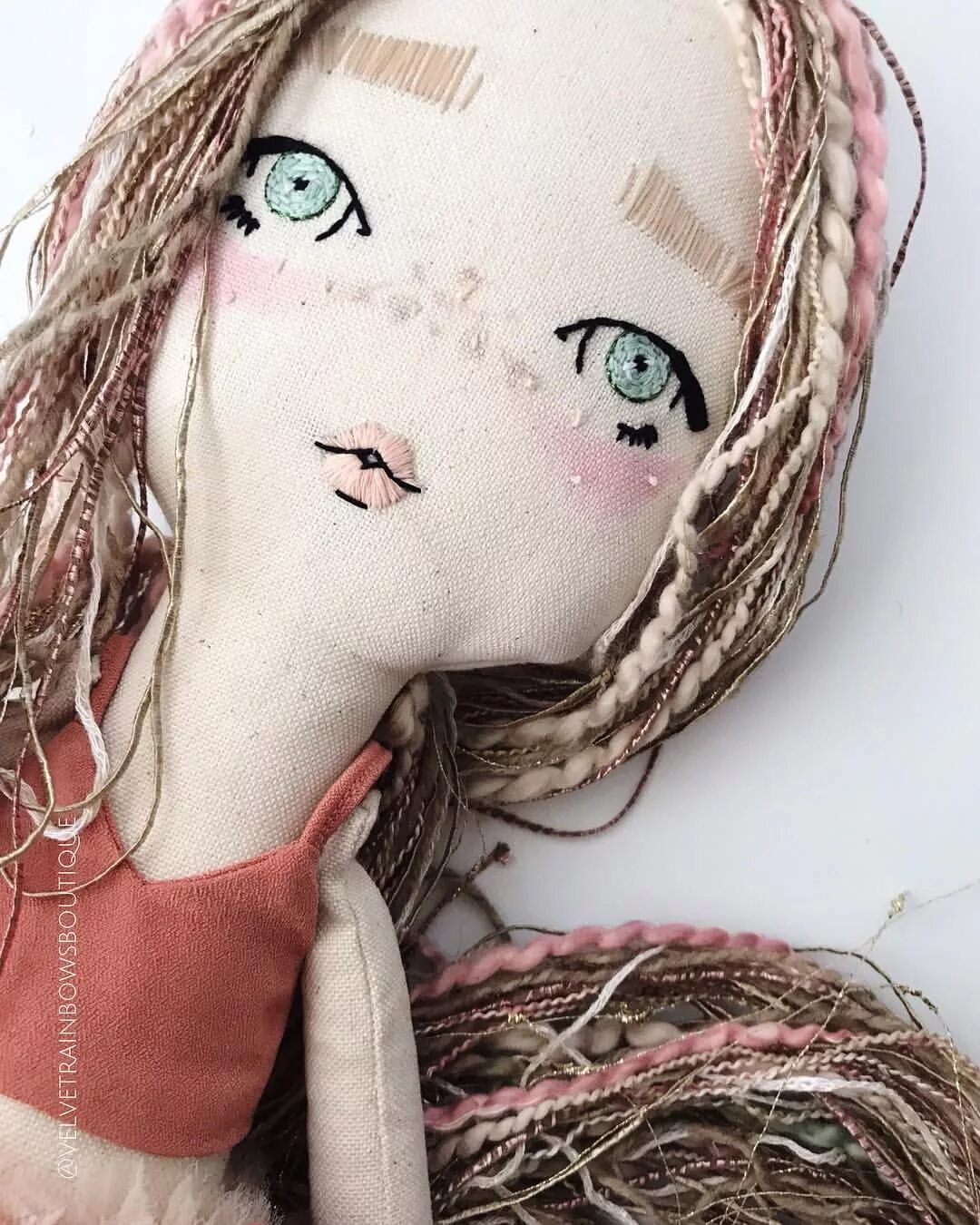 вышивка лица куклы. вышитое лицо куклы. вышить лицо кукле. куклы с вышитым лицом. вышивка гладью глаза.