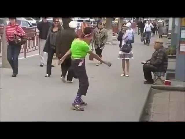 Бабки пляшут. Дед мороз с бабкой развлекается. Видео старушка танцует. Бабушка танцует. Танец бабушки старушки.