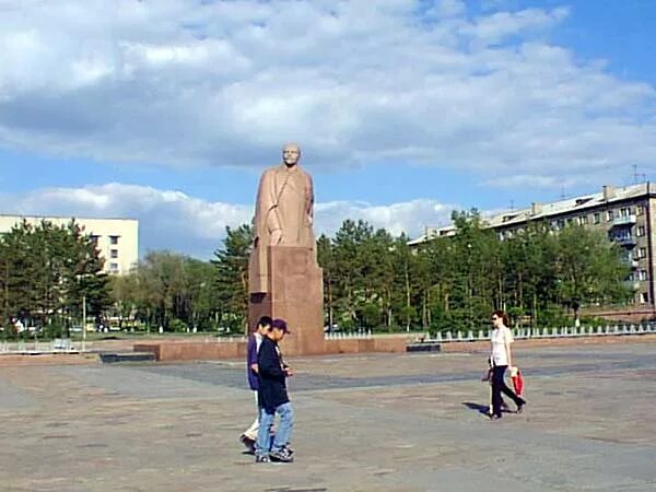 Карагандинская г оренбург. Памятник Ленину (Караганда). Памятник Ленину в Казахстане. Статуя Ленина в Казахстане. Памятник Ленину в Актау.