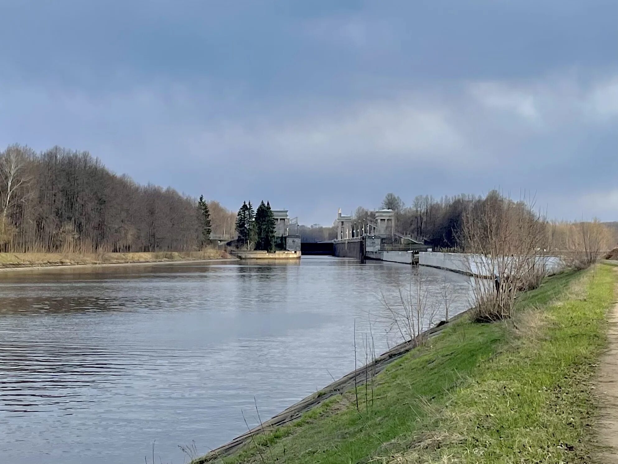 Икша время. Река Икша. Канал имени Москвы Икша фото. Икша плотина. Апрель на канале им Москвы.