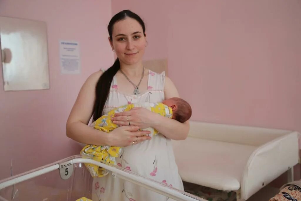 Рождение второго ребенка 2023. Родились тройняшки в 2023 году. Краснодарский край родила 2 ребенка до 28 лет.