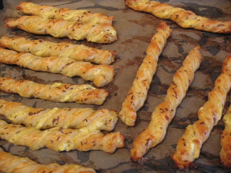 Палочки из теста в духовке. Сырные палочки в духовке. сырные палочки с тестом. как сделать сырные палочки в духовке. сырные палочки в духовке фото.