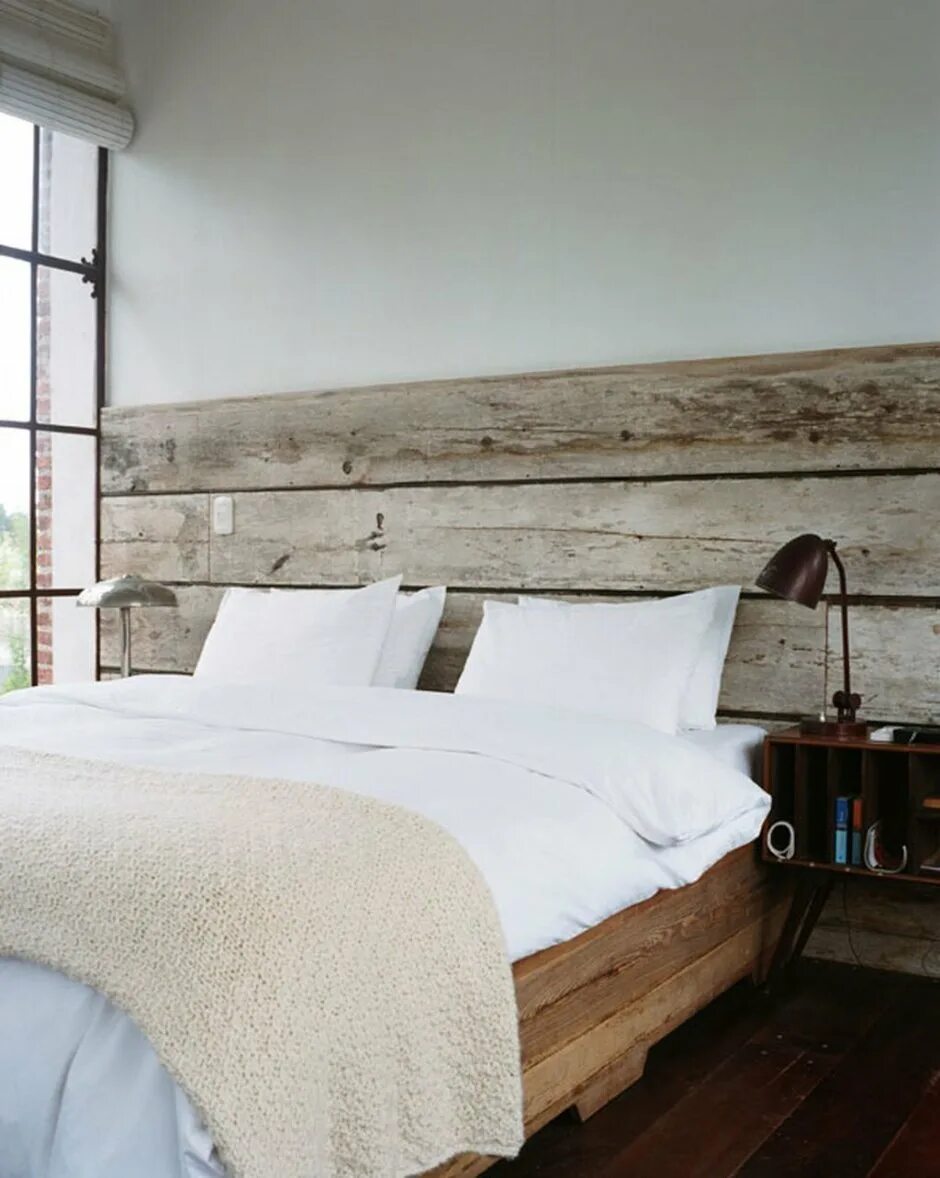 Изголовье кровати из дерева. Деревянное изголовье. Кровать с деревянным изголовьем. Спальня с деревянным изголовьем.