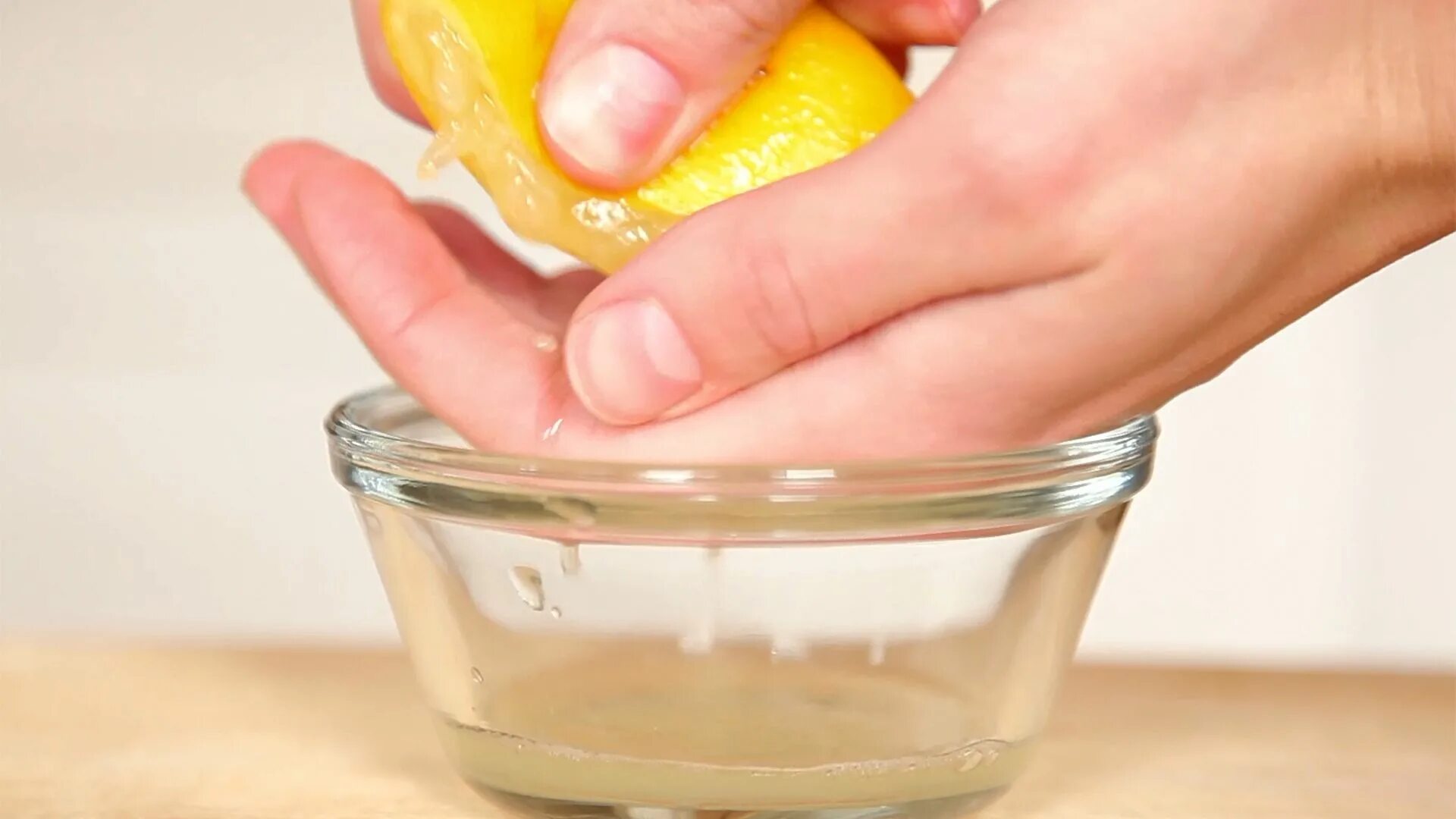 Как отмыть лимон. Руки в ванночке с лимоном. Ванночка для рук с маслом лимона. Ванночки с лимонным соком. Лимонный сок для рук.
