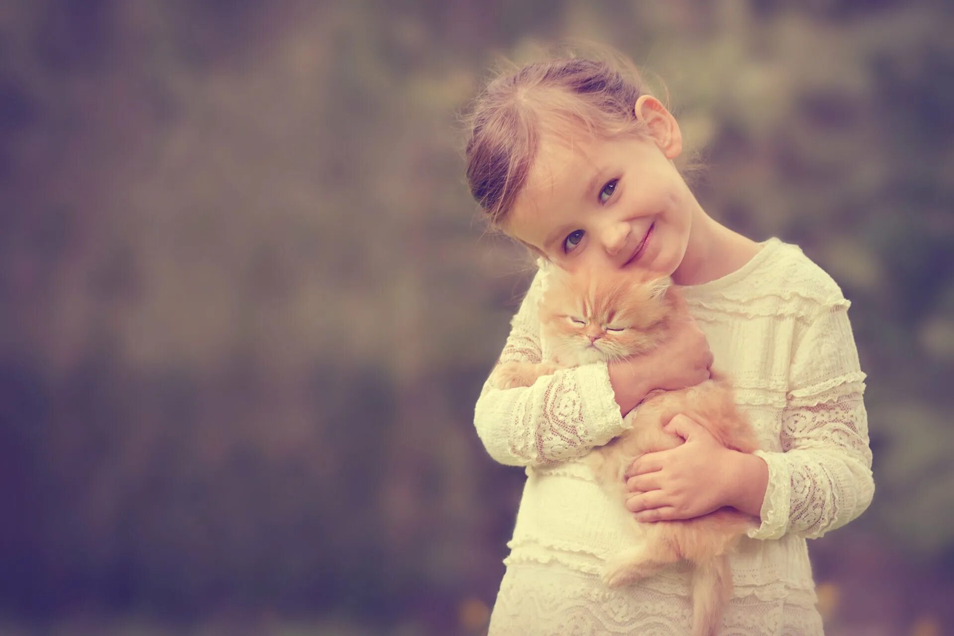 Приветливая девочка. Девочка с котятами. Девочка с котенком на руках. Милая маленькая девочка. Девочка обнимает.