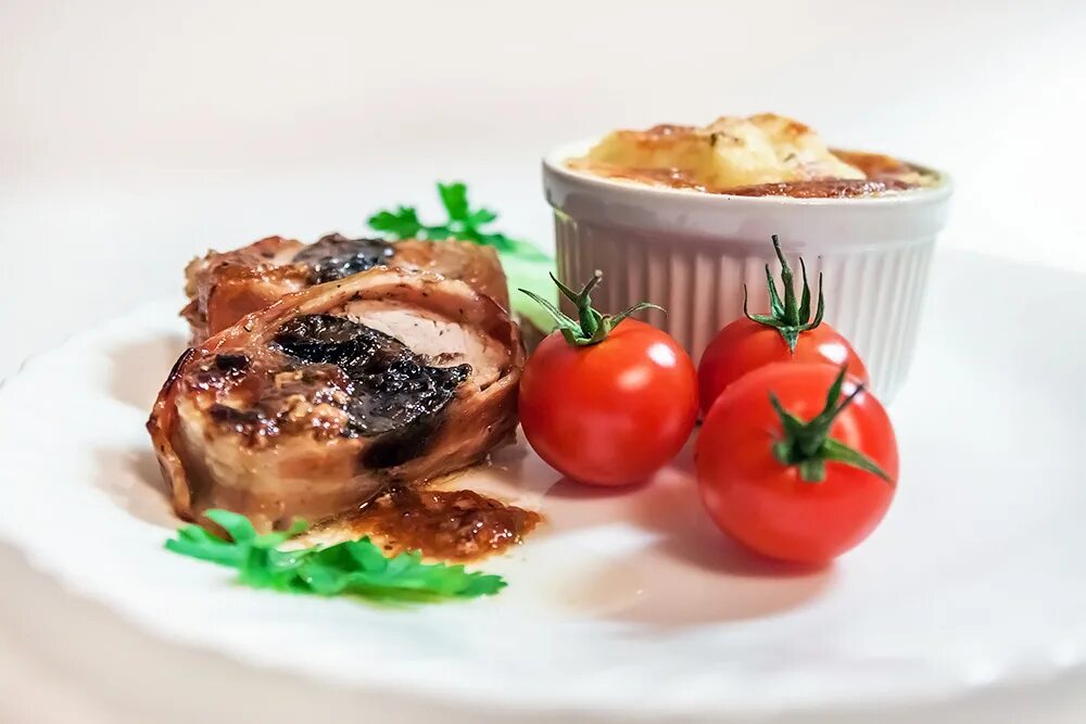 чернослив в беконе запеченный в духовке. грецкий орех в черносливе и беконе. рулетики с беконом и черносливом. вырезка с черносливом. закуска с беконом на шпажках.