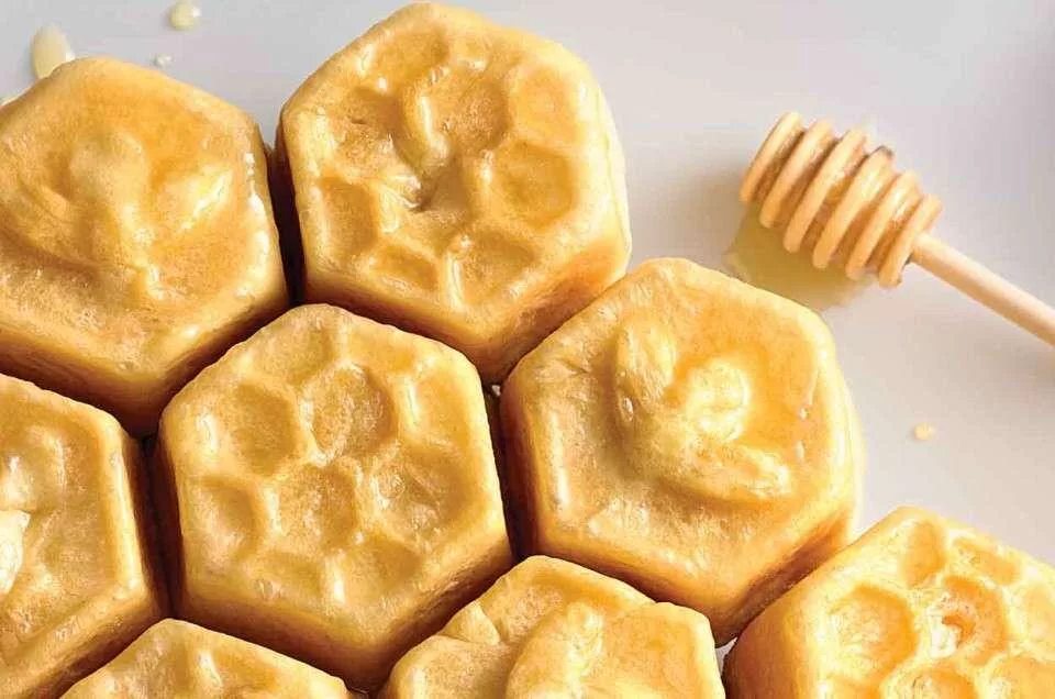 Сладкие соты печенье. Торт соты. Как приготовить медовые соты десерт. Сладость медовые соты. Медовые соты печенье.