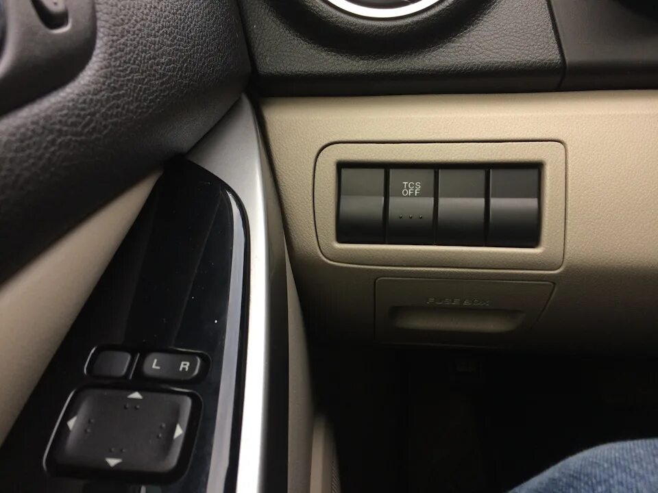 Складывание зеркал мазда 6. Кнопка 4wd Mazda cx7. Mazda CX-7 кнопки. Mazda cx7 кнопки приборные. Блок кнопок Мазда сх7.