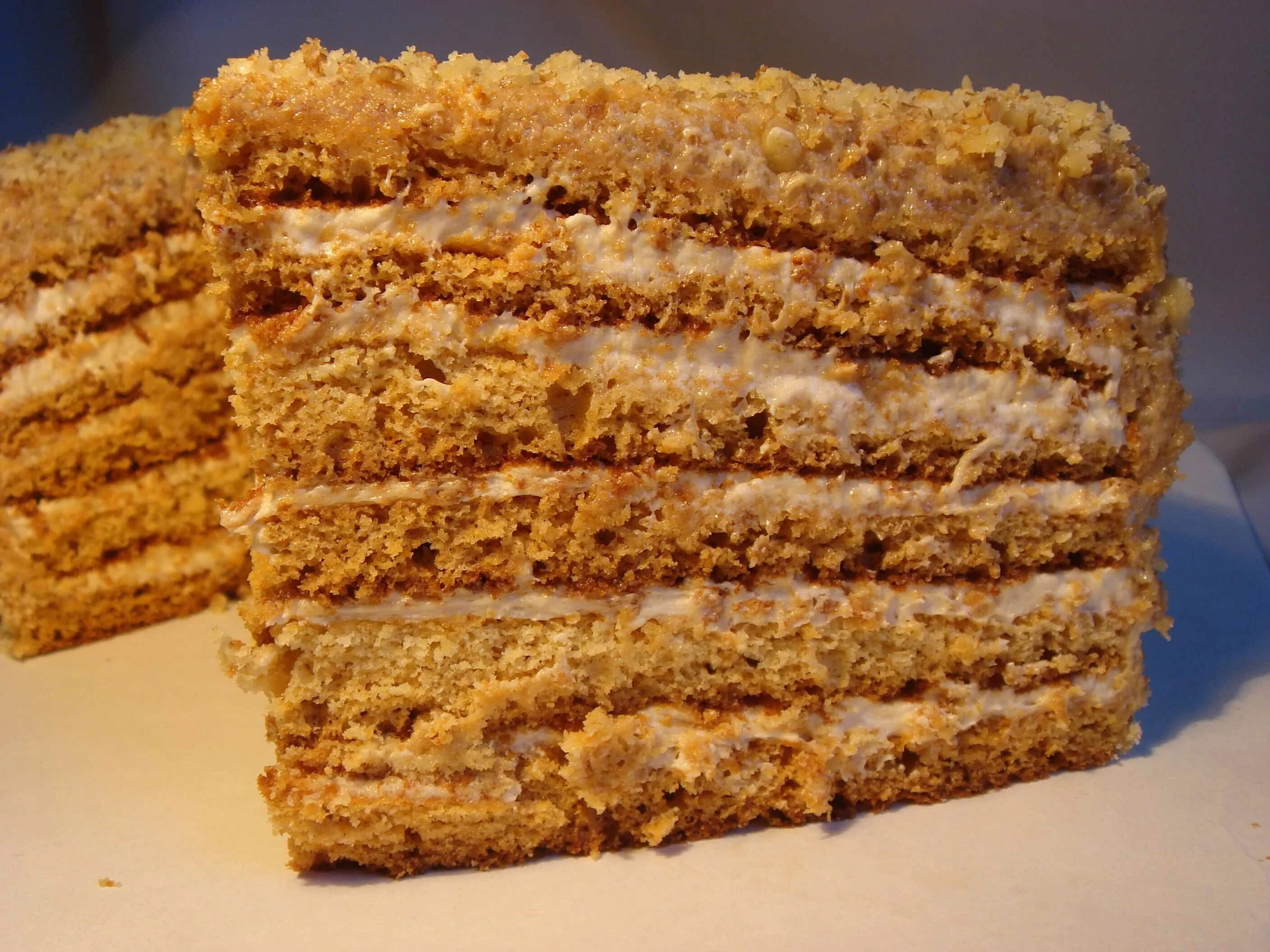 Торт Королевский медовик. Торт со сгущенкой. Торт медовик созгущенкай. Медовый бисквитный торт.