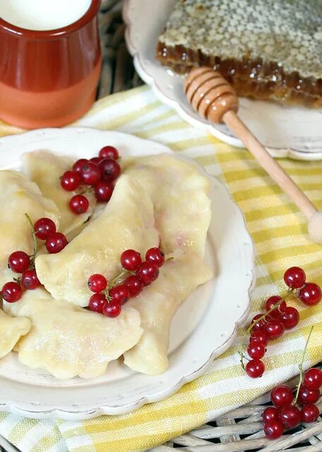 Вареники со смородиной. Пельмени с вареньем. Вареники с яблоками. Вареники с красной смородиной. Черный вареник.