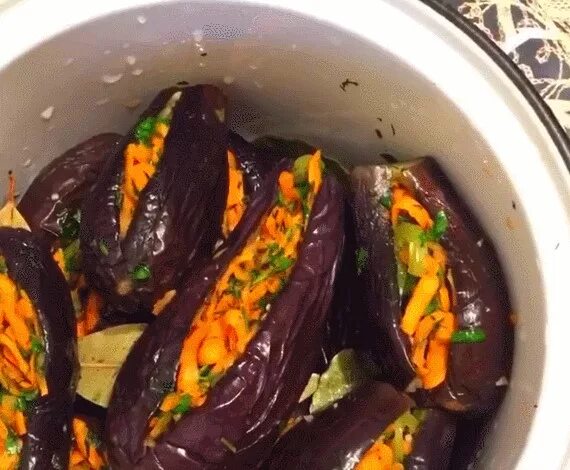 Фаршированные баклажаны морковью и чесноком зеленью. Баклажаны фаршированные морковью. маринованные баклажаны с морковью. квашеные баклажаны. солёные баклажаны с чесноком.