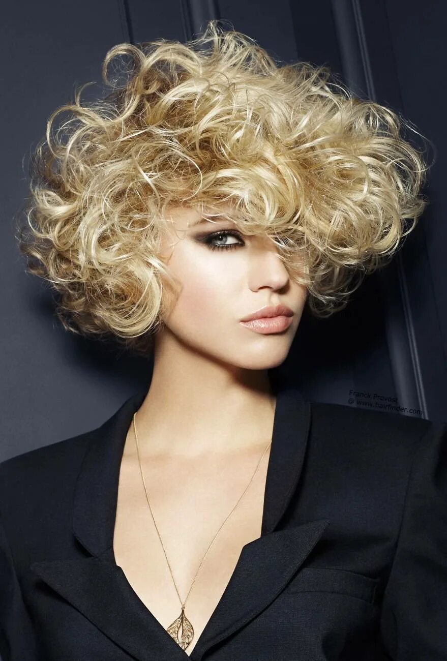 крупные локоны на короткие волосы с челкой. кудри на каре. кудри на короткие волосы. удлиненный боб кудри. боб кудряшки.