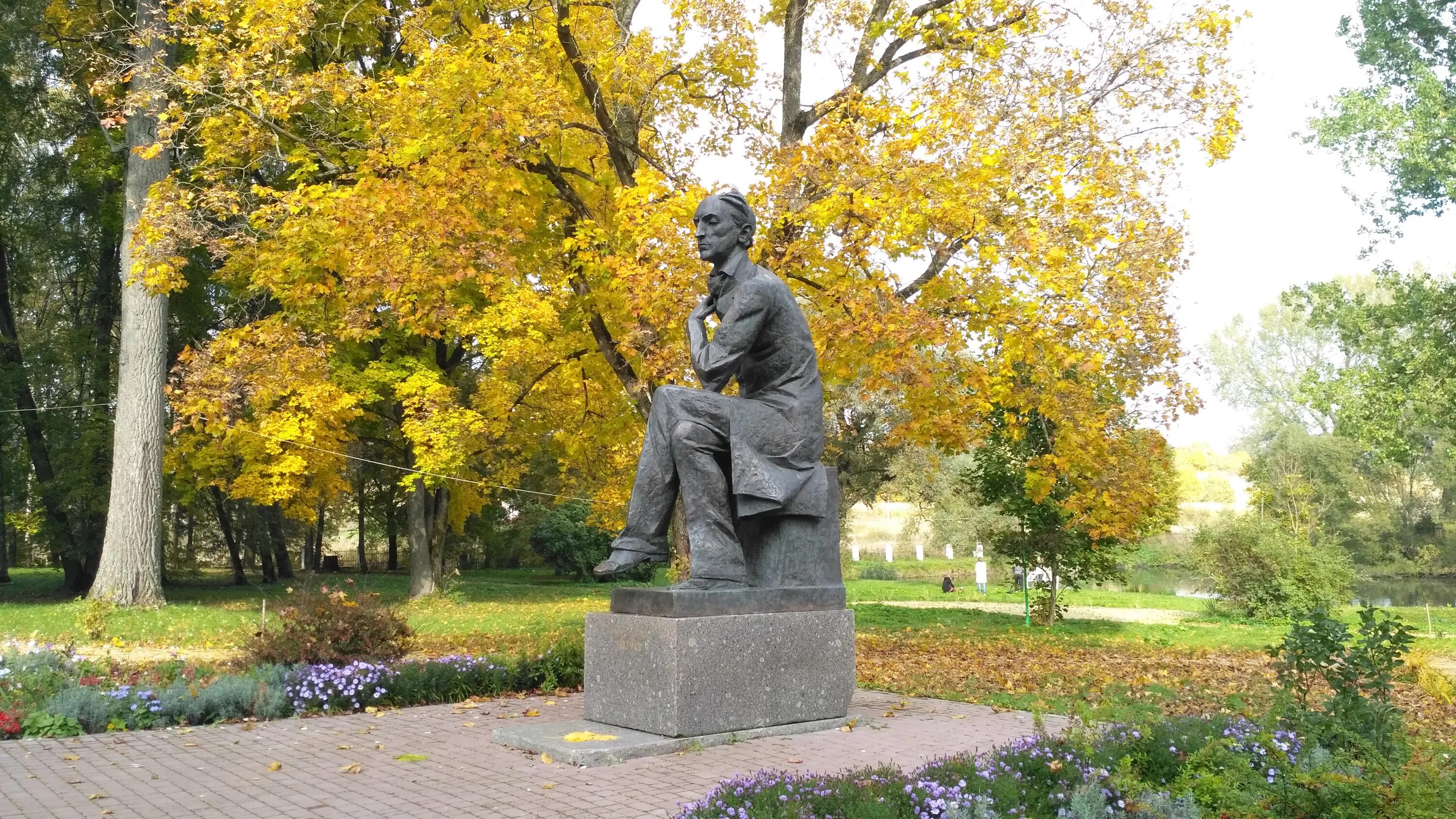 Музей заповедник Тютчева Овстуг. Памятник Тютчеву в Овстуге. Овстуг усадьба Тютчева памятник Тютчеву. Усадьба Овстюг памятник Тютчеву. Заповедник тютчева