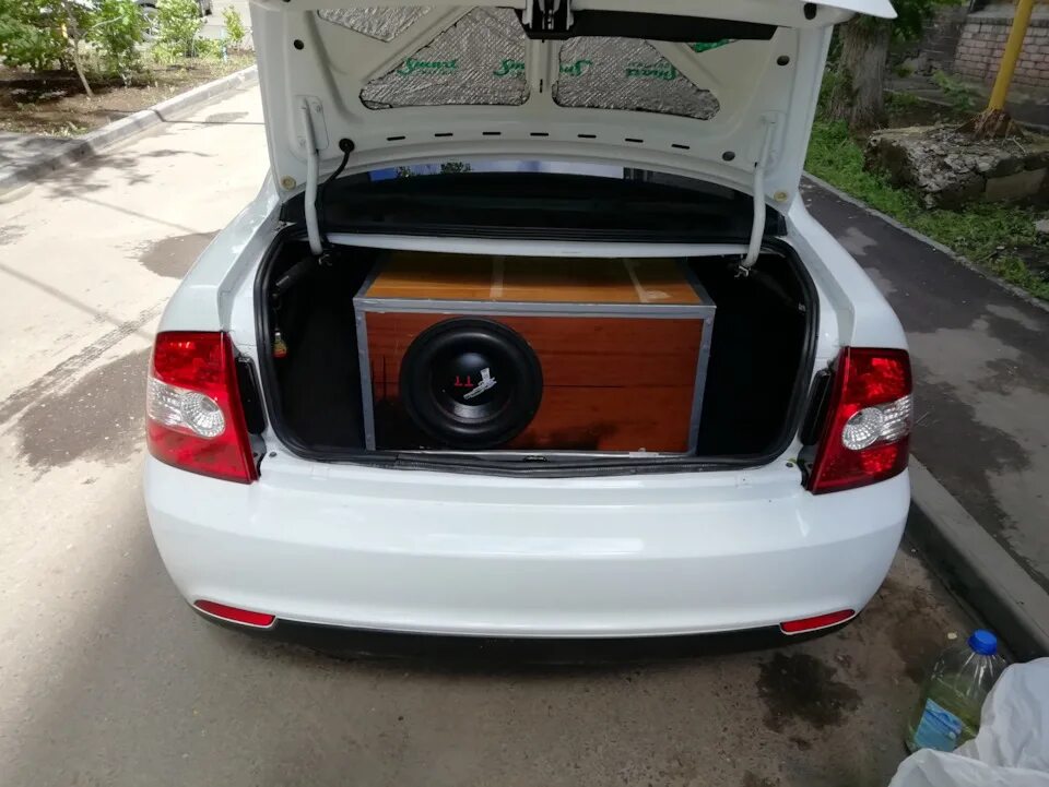 Сабвуфер в приоре. 15 саб приора седан. Приора с сабвуфером прайд седан. Саб 12 дюймов приора хэтчбек. Приора с сабвуфером 32 дюйма.