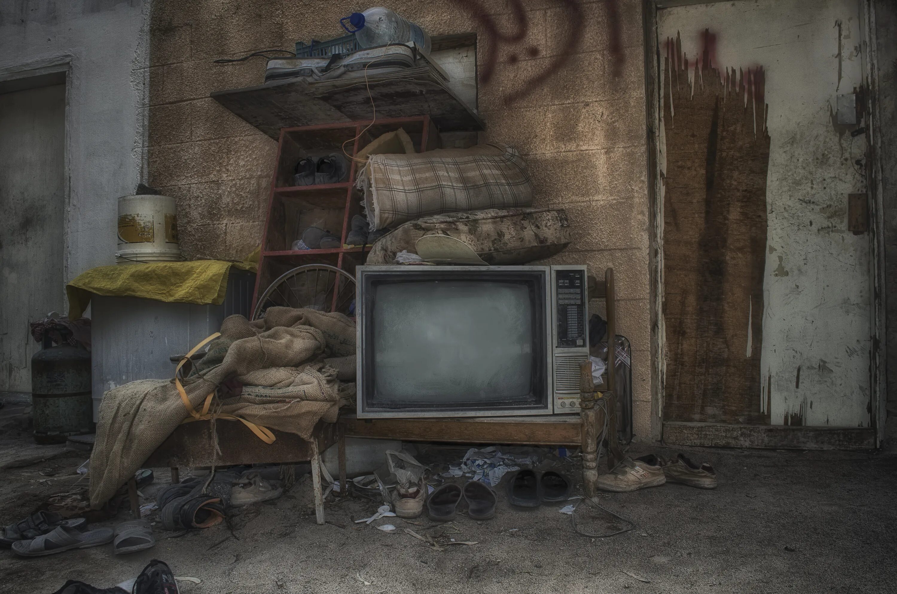 Кинопоиск на старом телевизоре. Старый телевизор в комнате. Заброшенный телевизор. Заброшенная комната с телевизором. Телевизор в заброшенном доме.