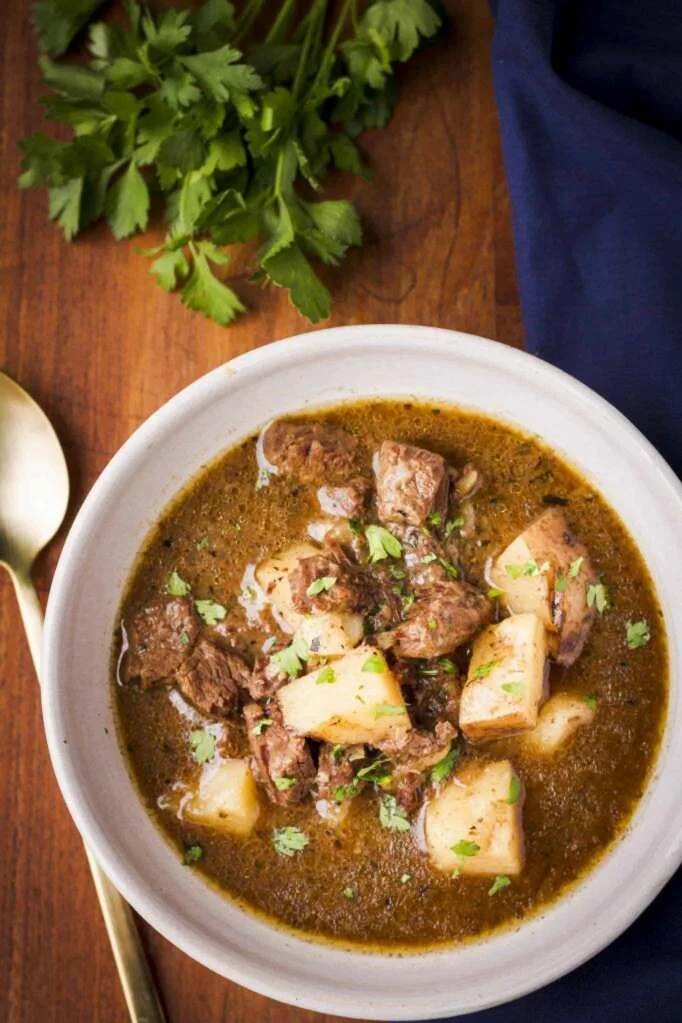 Как потушить картошку с мясом говядины. Тушеная говядина с картошкой. томленая говядина с картофелем. тушёная картошка сговядинай. тушёная картошка с мясом.