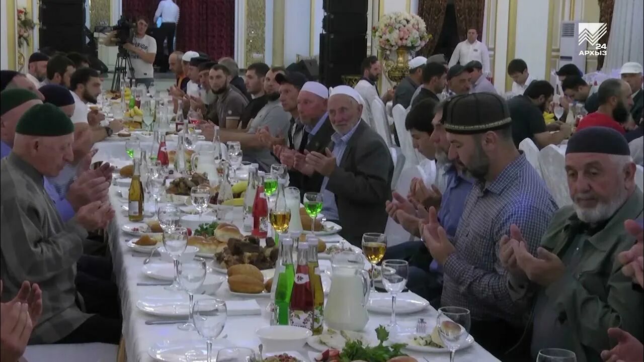 Ифтар сегодня черкесск. Ифтар в черкесске. ифтар в чечне. карачаевский ифтар. большой ифтар в селе.