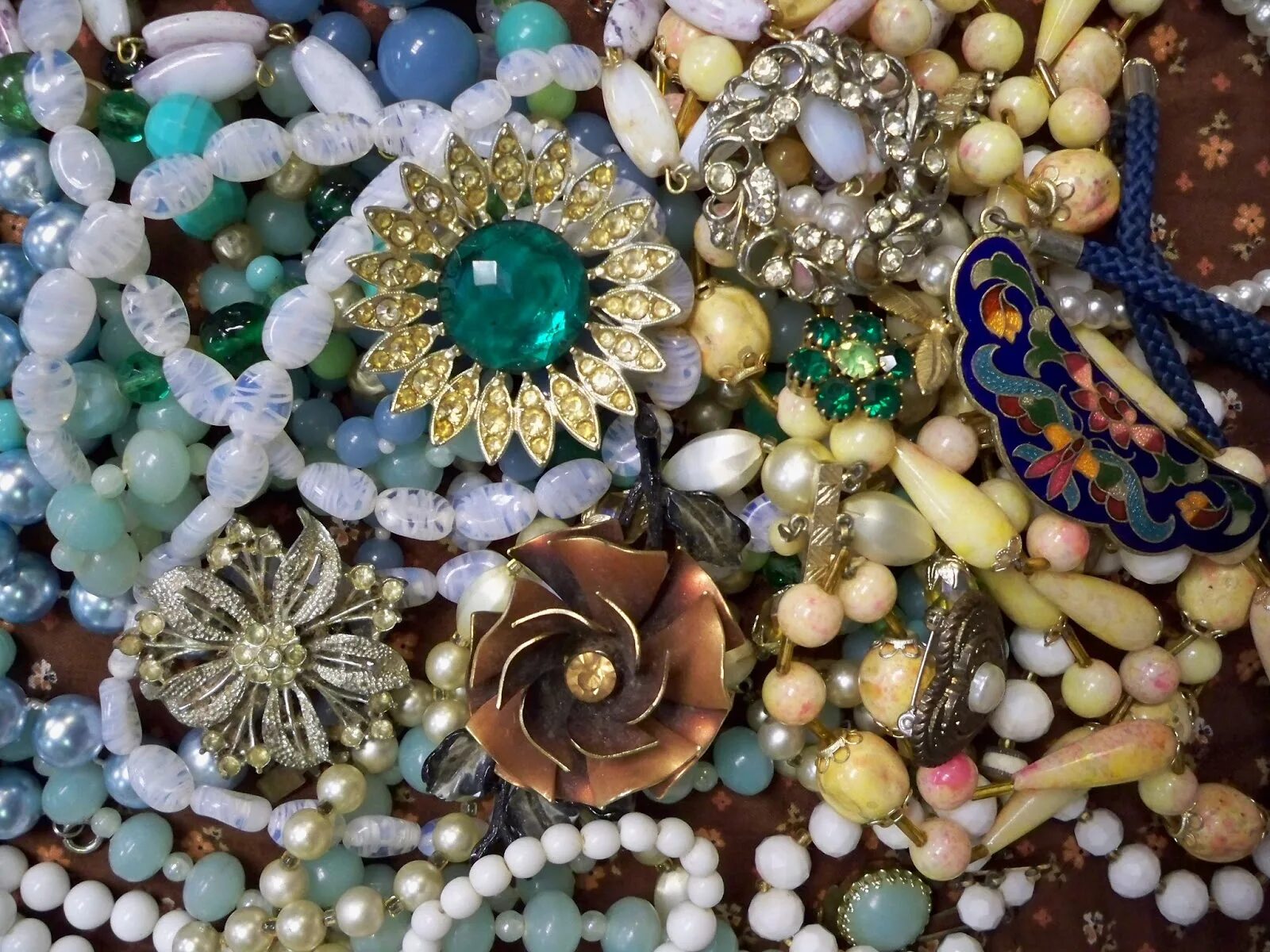 Ценное украшение. Много украшений. Ценное украшение. Ювелирные украшения. Ювелирные украшения.