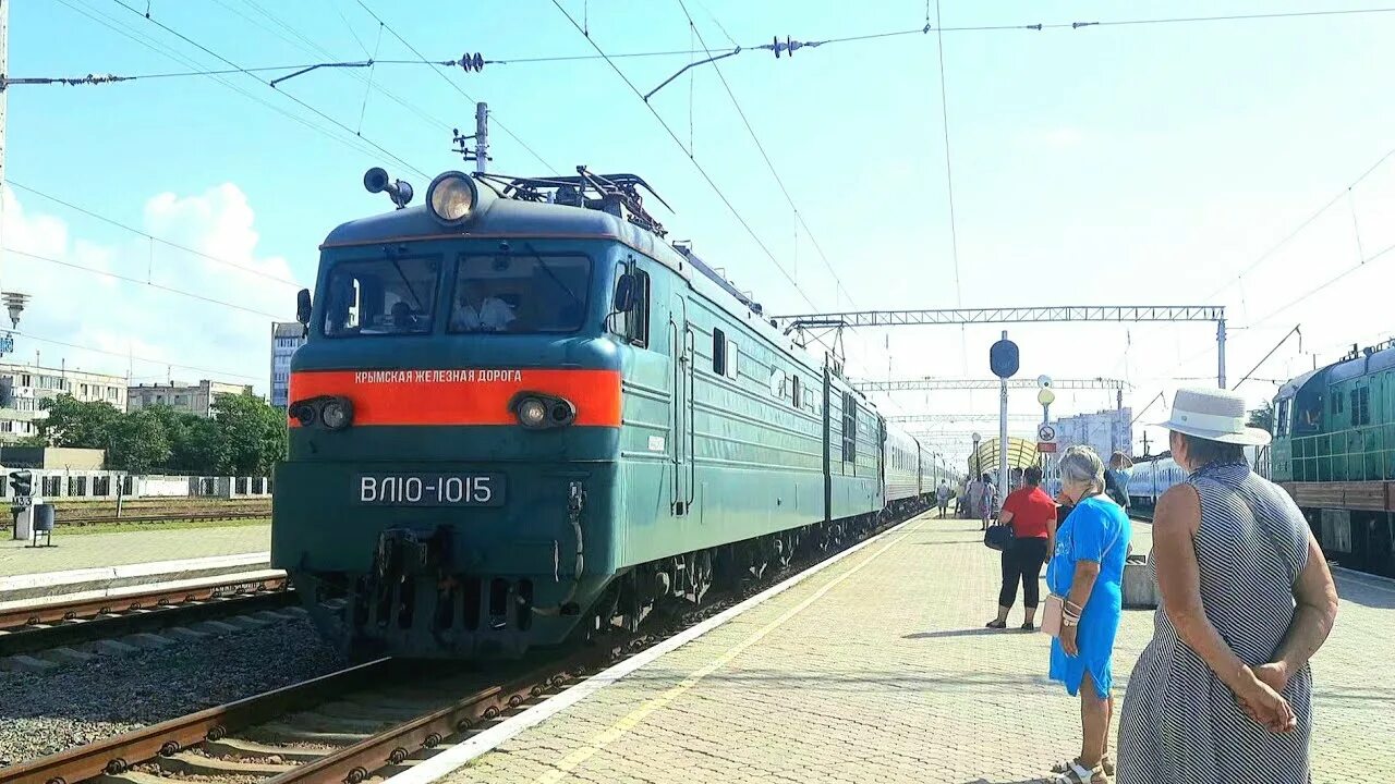 Вл10-1015. Поезд Москва Евпатория. Поезд Евпатория. Зеленый поезд. Поезд москва евпатория время