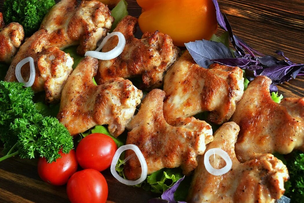 Шашлык куриные крылышки рецепт. Шашлык. шашлык крылышки. куриные крылья шашлык. шашлык из куриных крылышек.