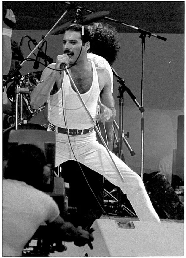 Выступление live aid. Фредди меркьюри уэмбли 1985. фредди меркьюри live aid 1985. концерт live aid 1985 queen. фредди меркьюри лайв эйд.