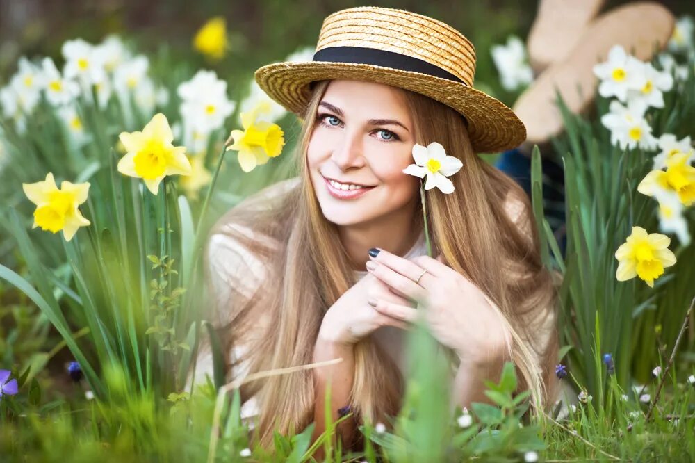 Фотосет с нарциссами. Фотосессия с желтыми цветами. Девушка с букетом нарциссов. Девушка с нарциссами. Фотосессия с нарциссами.