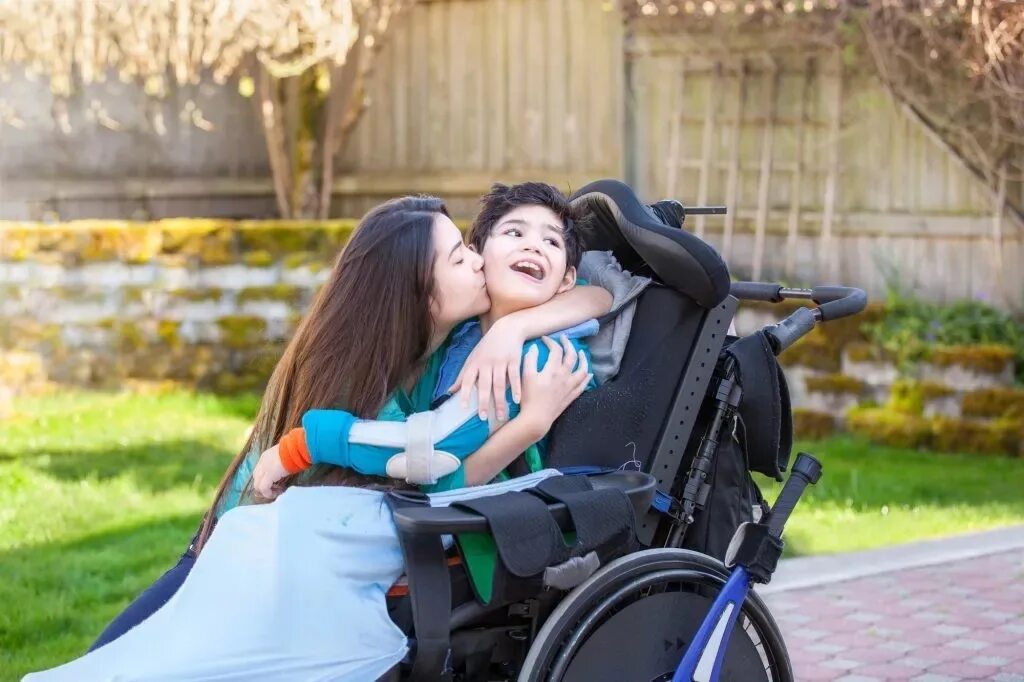 Мать дцп. Мама с ребенком инвалидом. Коляска для детей инвалидов. Мама с ребенком в инвалидной коляске. Родители детей инвалидов.