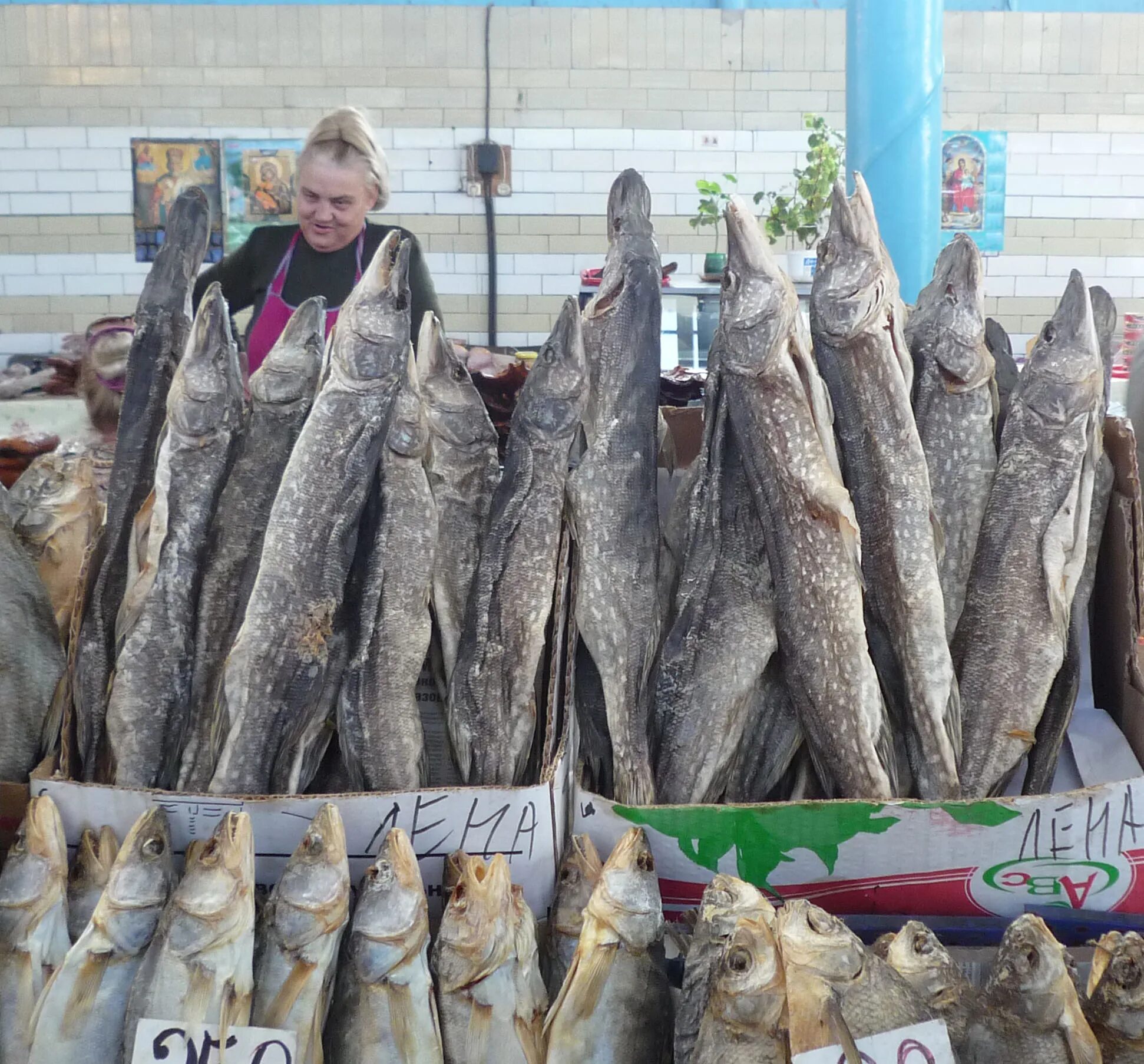 Рыба в астрахани есть. Рынок Селенские Исады в Астрахани. Астраханский рыбный рынок. Рыба магазинная. Цоцхали рыба.