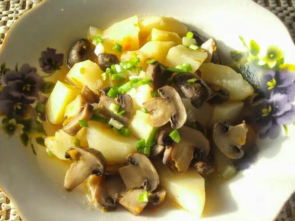 Картофель с маринованными грибами. Тушеная картошка с шампиньонами. Тушеный картофель с маринованными грибами. Картошка с сушеным луком. Жареная картошка с сушеными грибами.