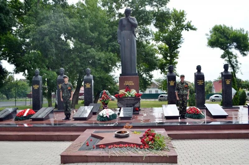 Время брюховецкая. Мемориал Скорбящая мать Брюховецкая. Станица Брюховецкая Краснодарский край. Мемориальный комплекс Скорбящая мать Брюховецкий район. Станица Брюховецкая парк.