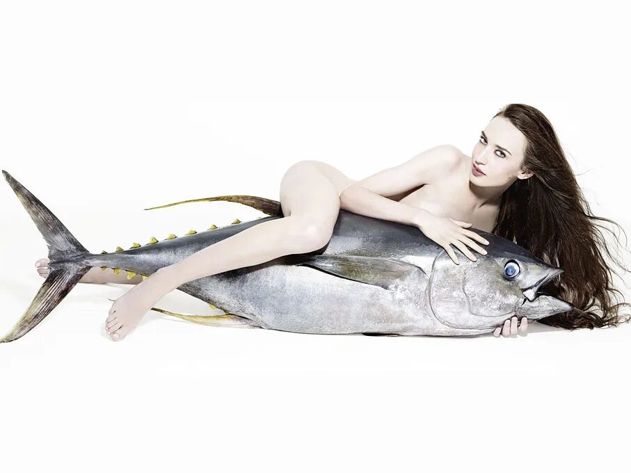 Что значит девушка рыба. Fishlove хелена. хелена бонем картер с рыбой. девушка селедка. девушка с рыбой.