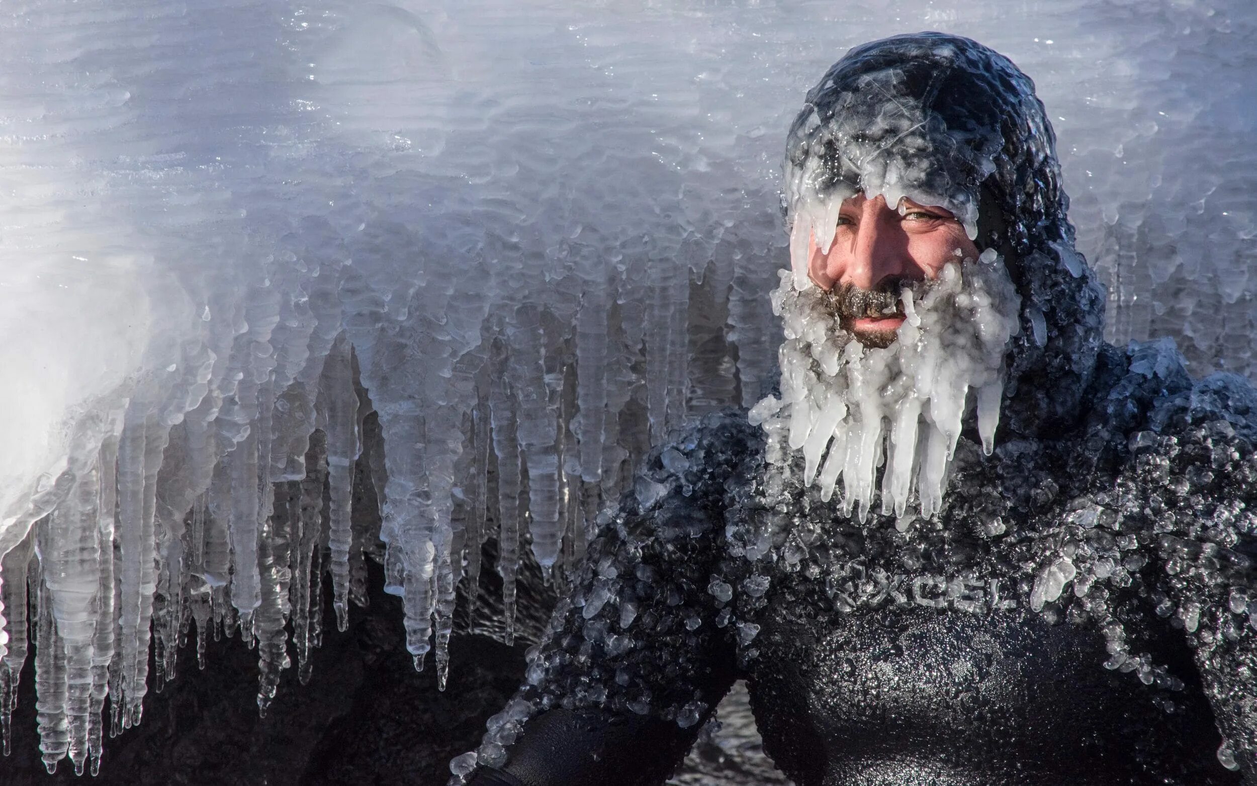 There s something in the ice. Холодная зима. Человек в инее.