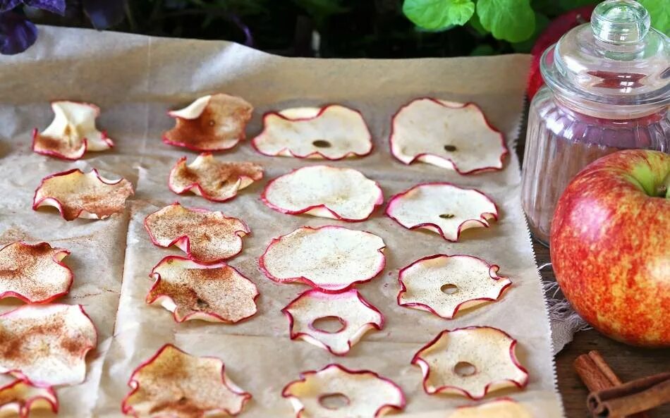 Как можно суха делать. Сушка яблок в духовке. Яблоки сушеные в духовке. Засушить яблоки в духовке. Вяленые яблоки в духовке.