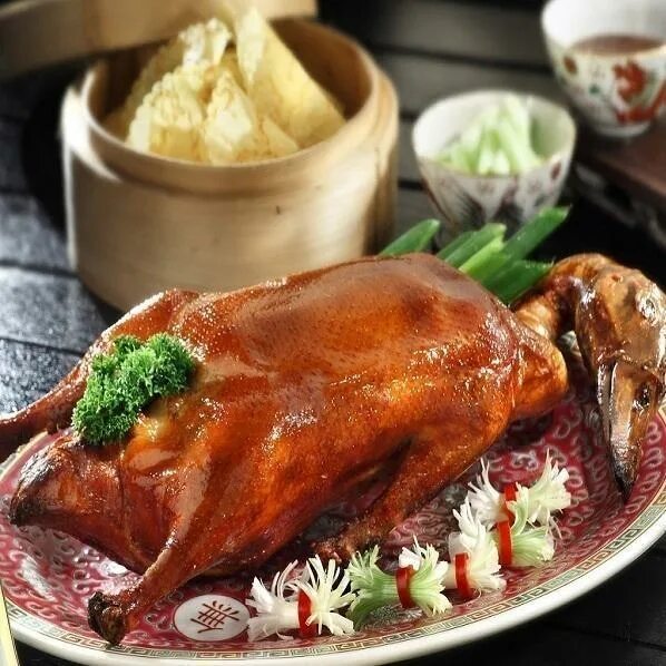 J peking duck. Пекинская утка Благовещенск. Утка по пекински. Пекинская утка блюдо. Пекинская утка фото птицы.