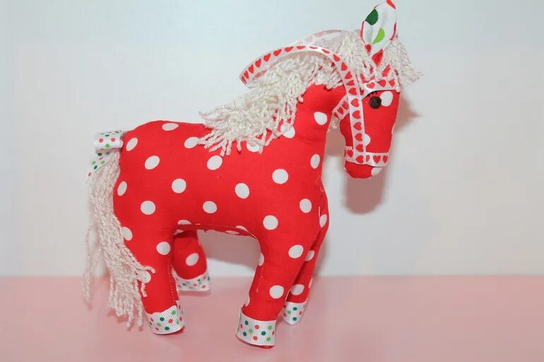 Лошадки мастер класс. МК лошадка из ткани. Мягкая игрушка лошадь МК. Лошадка для куклы своими руками. Лошадка символ года мастер класс.