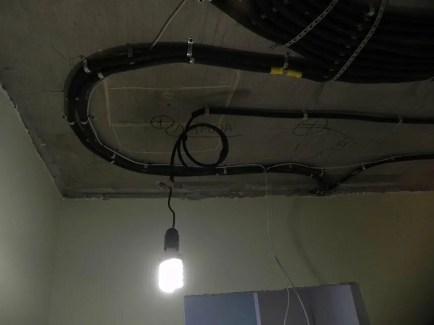 Прокладка кабеля без гофры. Прокладка кабеля крепление снизу. Кабель по потолку без гофры. Кабель в гофре по потолку. Прокладка кабеля по потолку.