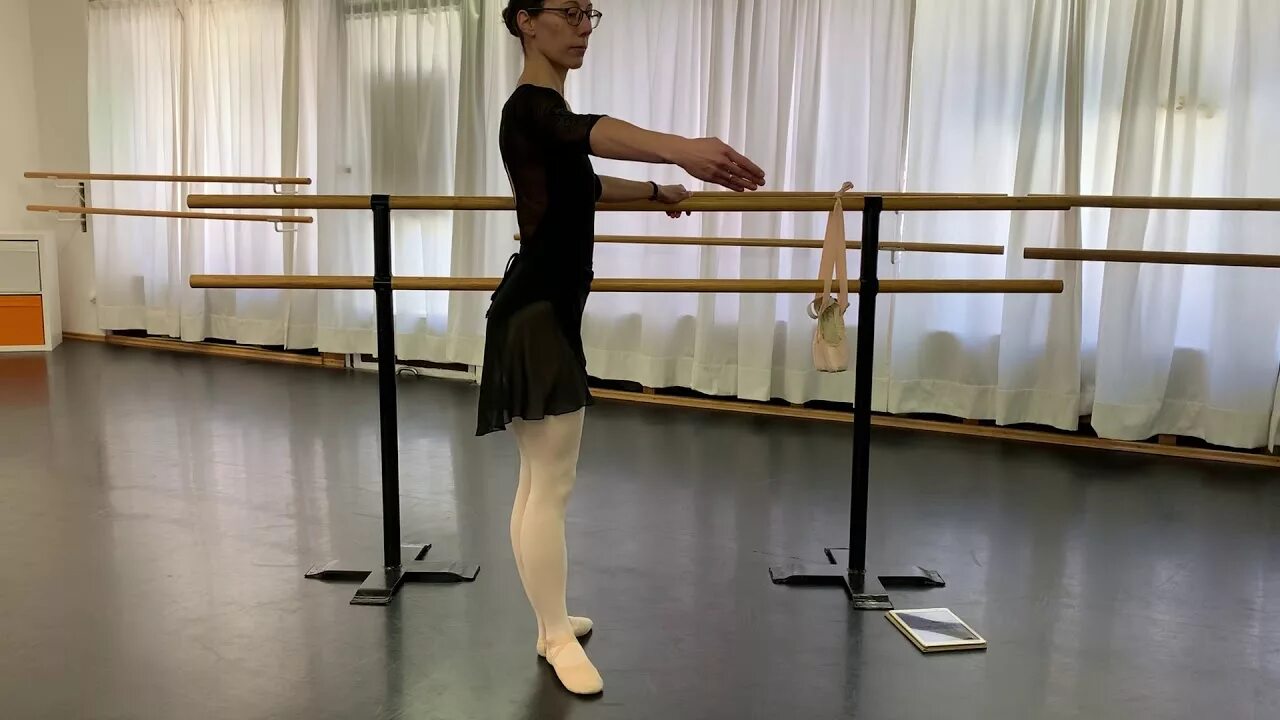 Battement tendu в классическом танце. Балерина батман тандю. Батман тандю. Методика исполнения батман тандю в классическом танце. Ронд де жамб партер в классическом танце.